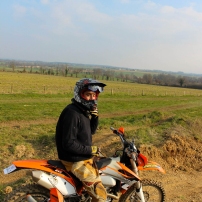 Jo tries dirt bike on a KTM EXC 450 in Normandie
